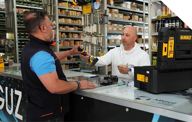 Assistenza clienti per la scelta di elettroutensili e attrezzature professionali presso Arguz.