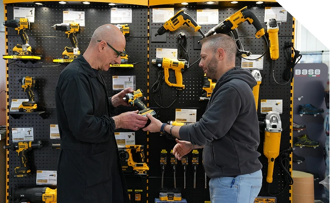 Dimostrazione di un elettroutensile DeWALT con consulenza tecnica presso il punto vendita Arguz.