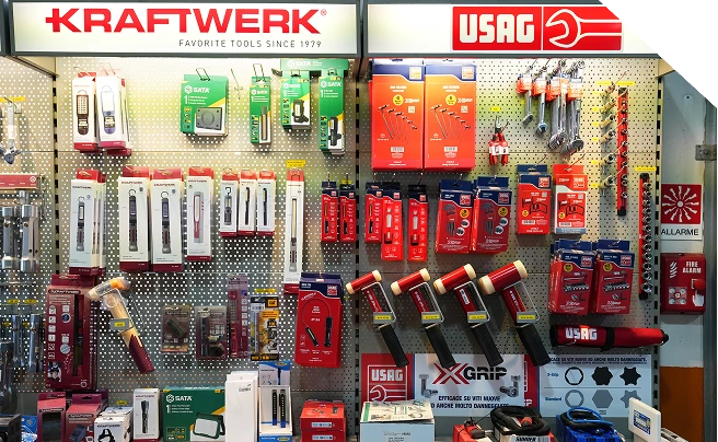 Esposizione di utensili professionali Kraftwerk, USAG e accessori per officine e industria.