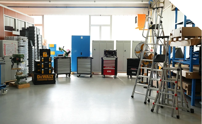 Magazzino Arguz con utensili professionali, carrelli da officina e attrezzature industriali.
